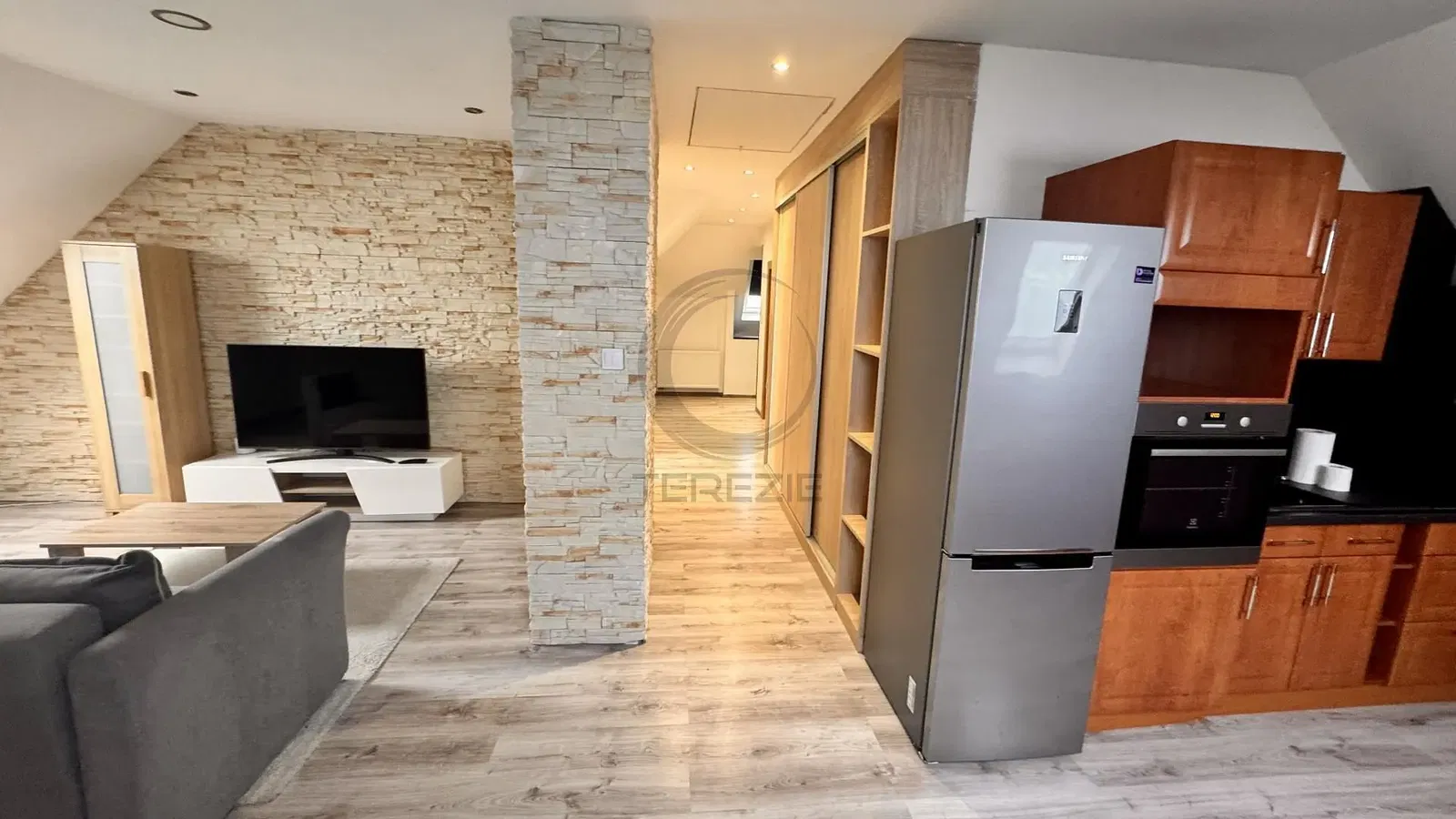 Σαλόνι; ξύλινο πάτωμα, φυσικό φως, μοντέρνο στυλ, ψηλά ταβάνια