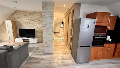 Σαλόνι; ξύλινο πάτωμα, φυσικό φως, μοντέρνο στυλ, ψηλά ταβάνια