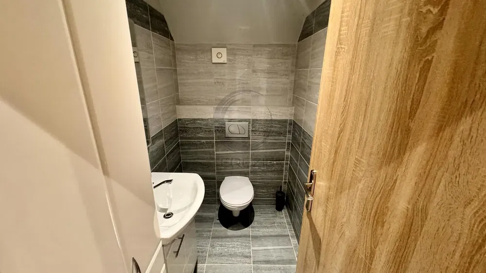 Σαλόνι; ξύλινο πάτωμα, φυσικό φως, μοντέρνο στυλ, ψηλά ταβάνια