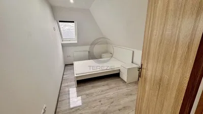 Σαλόνι; ξύλινο πάτωμα, φυσικό φως, μοντέρνο στυλ, ψηλά ταβάνια