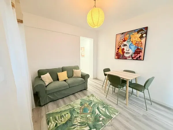 Woonkamer; houten vloer, natuurlijk licht, moderne stijl, hoge plafonds