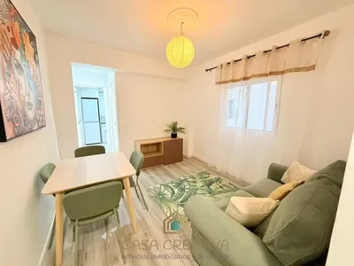 غرفة معيشة; أرضية خشبية, ضوء طبيعي, أسلوب عصري, أسقف عالية