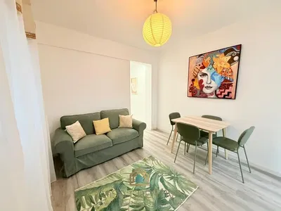 غرفة معيشة; أرضية خشبية, ضوء طبيعي, أسلوب عصري, أسقف عالية