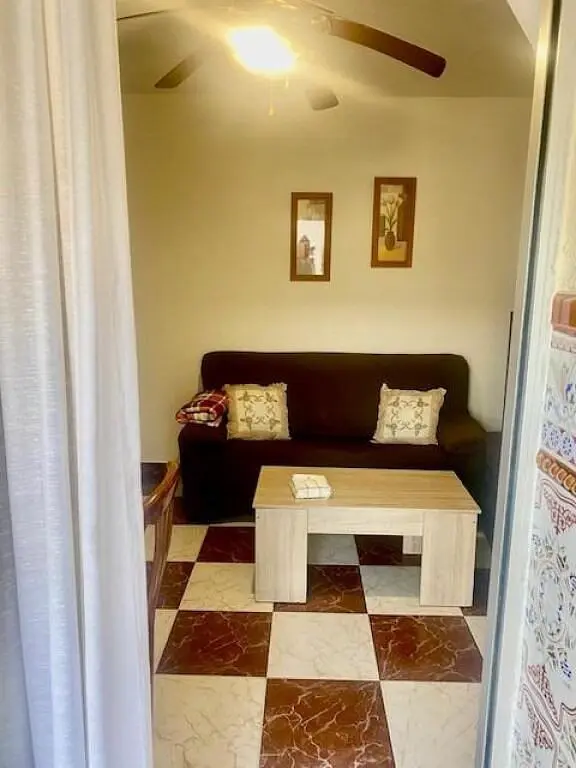 Soggiorno; pavimento in legno, luce naturale, stile moderno, soffitti alti