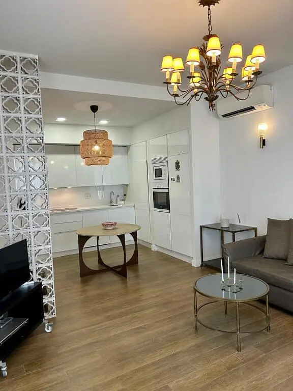 Wohnzimmer; holzboden, tageslicht, moderner stil, hohe decken