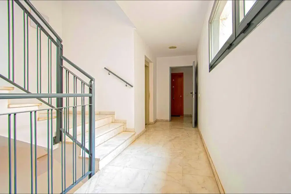 Дневна соба; дрвени под, природно светло, модерни стил, високи плафони