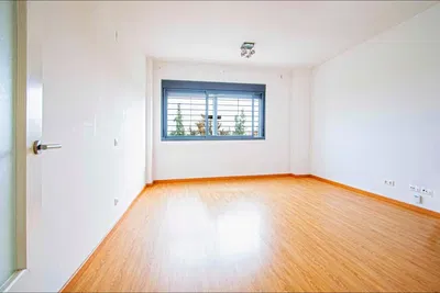 Дневна соба; дрвени под, природно светло, модерни стил, високи плафони