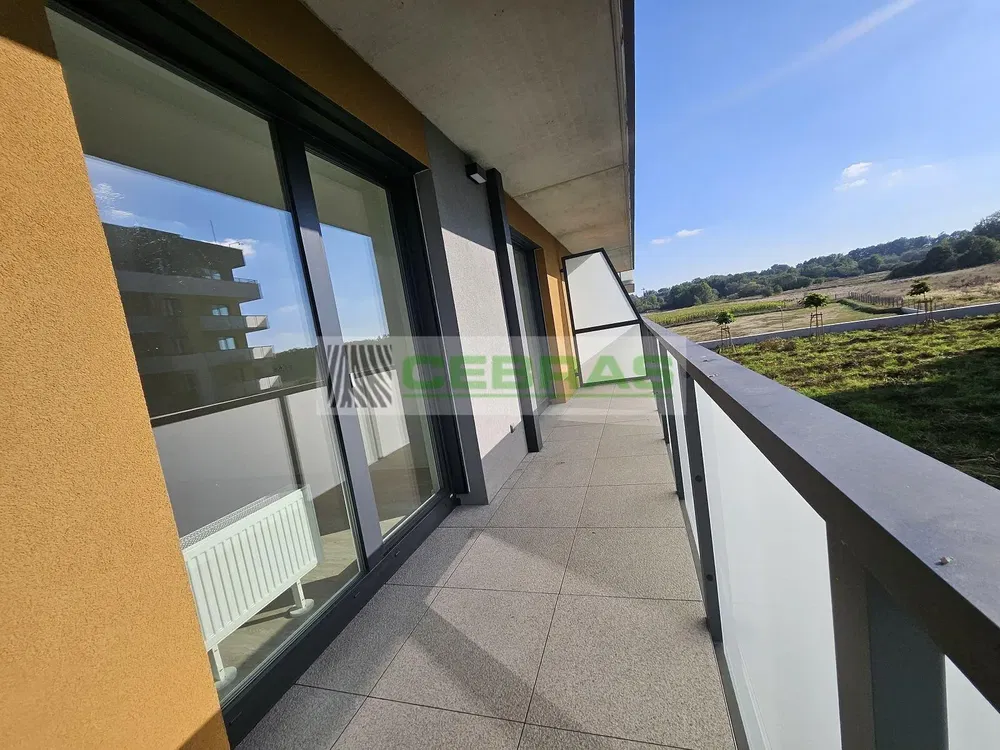 Dnevni boravak; drveni pod, prirodna svjetlost, moderan stil, visoki stropovi