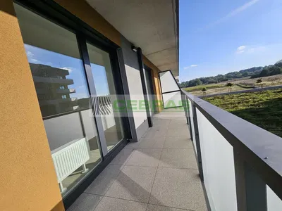 Dnevni boravak; drveni pod, prirodna svjetlost, moderan stil, visoki stropovi