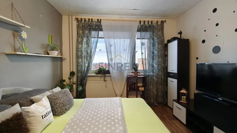 Wohnzimmer; tageslicht, holzboden, moderner stil, hohe decken