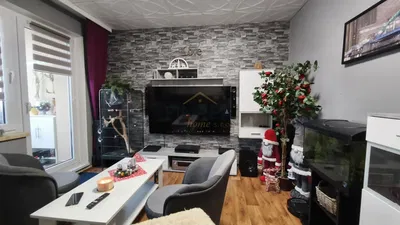 Wohnzimmer; holzboden, tageslicht, moderner stil, hohe decken