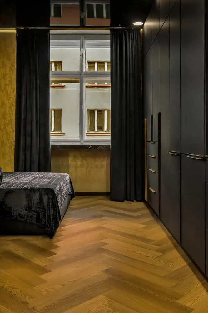 Salon; parquet, lumière naturelle, style moderne, hauteur sous plafond