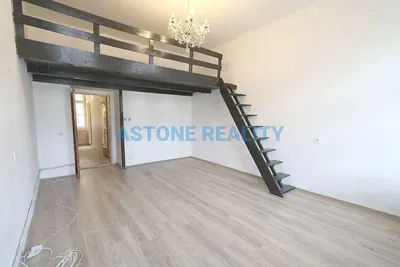 Obývací pokoj; dřevěná podlaha, přirozené světlo, moderní styl, vysoké stropy