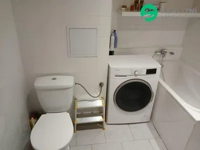 Σαλόνι; ξύλινο πάτωμα, φυσικό φως, μοντέρνο στυλ, ψηλά ταβάνια