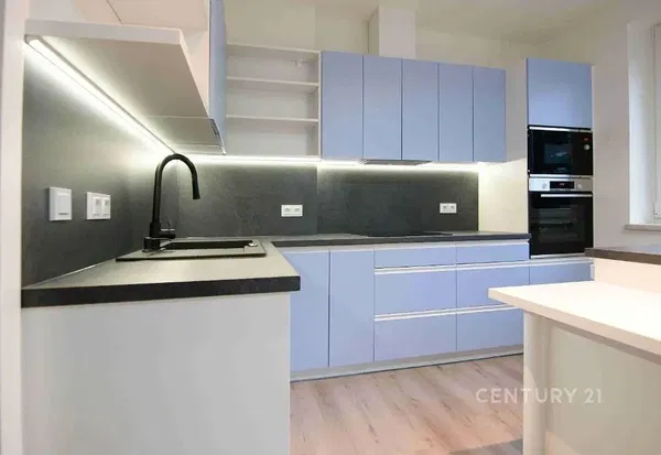 Σαλόνι; ξύλινο πάτωμα, φυσικό φως, μοντέρνο στυλ, ψηλά ταβάνια