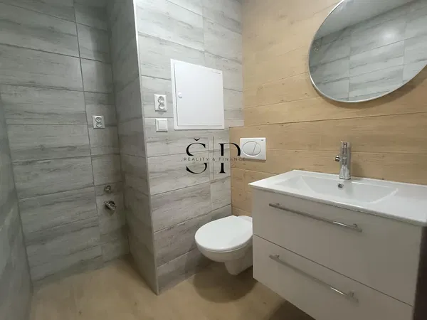 Хол; дървен под, естествена светлина, модерен стил, високи тавани