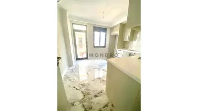 Woonkamer; houten vloer, natuurlijk licht, moderne stijl, hoge plafonds