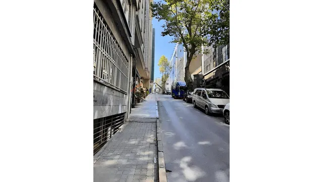 Cuisine; électroménager, parquet, lumière naturelle, style moderne, rénové