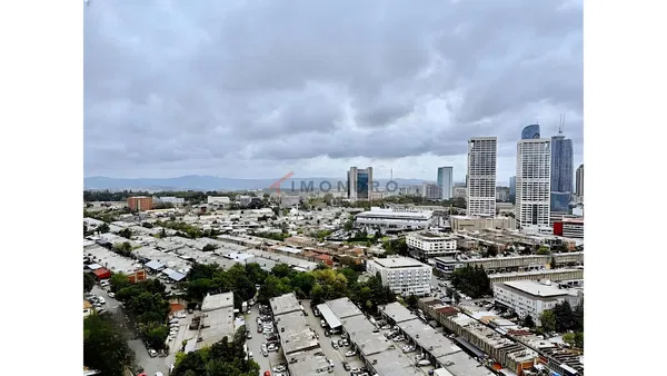 Woonkamer; houten vloer, natuurlijk licht, moderne stijl, hoge plafonds