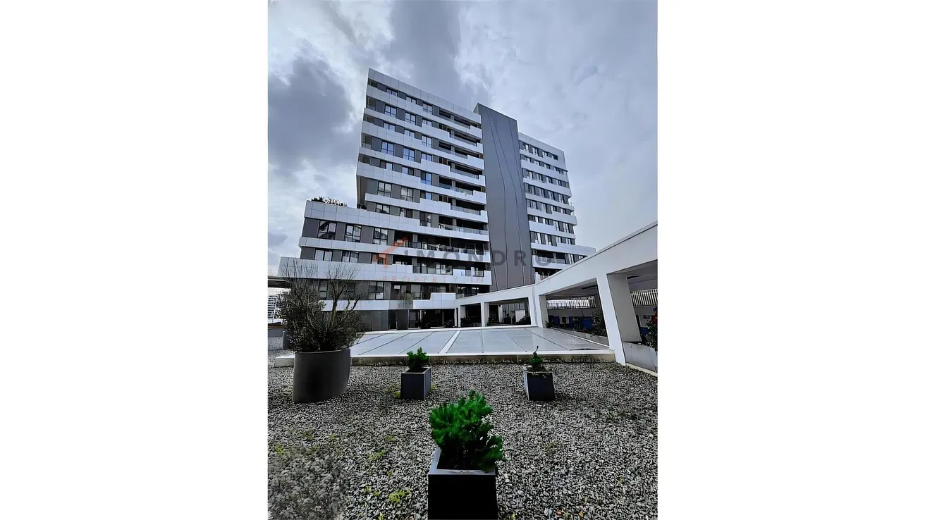 Obývačka; drevená podlaha, prirodzené svetlo, moderný štýl, vysoké stropy