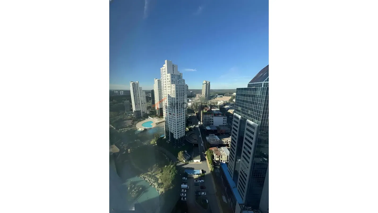 Woonkamer; houten vloer, natuurlijk licht, moderne stijl, hoge plafonds