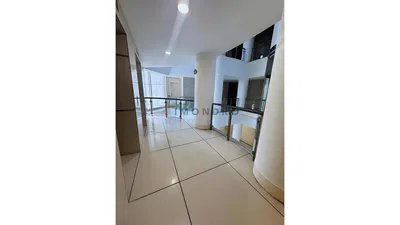 Woonkamer; houten vloer, natuurlijk licht, moderne stijl, hoge plafonds