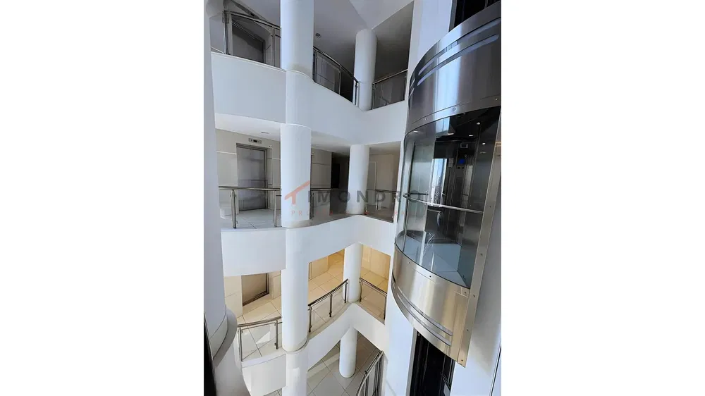 Keuken; keukenapparatuur, houten vloer, natuurlijk licht, moderne stijl, gerenoveerd