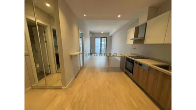 Woonkamer; houten vloer, natuurlijk licht, moderne stijl, hoge plafonds