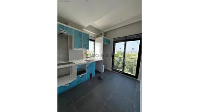 Woonkamer; houten vloer, natuurlijk licht, moderne stijl, hoge plafonds