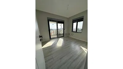 Keuken; keukenapparatuur, houten vloer, natuurlijk licht, moderne stijl, gerenoveerd