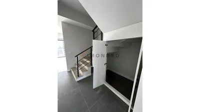 Keuken; keukenapparatuur, houten vloer, natuurlijk licht, moderne stijl, gerenoveerd