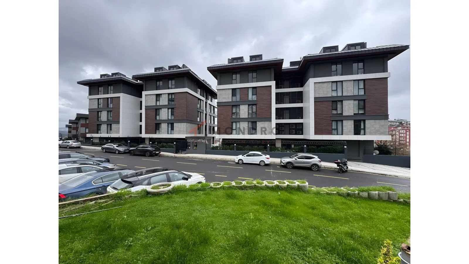 Keuken; keukenapparatuur, houten vloer, natuurlijk licht, moderne stijl, gerenoveerd