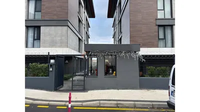 Woonkamer; houten vloer, natuurlijk licht, moderne stijl, hoge plafonds