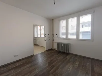 Sala de estar; luz natural, chão de madeira, estilo moderno, teto alto