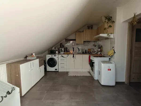 Sala de estar; chão de madeira, luz natural, estilo moderno, teto alto