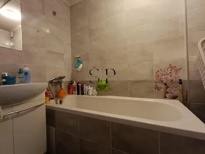 Sala de estar; chão de madeira, luz natural, estilo moderno, teto alto