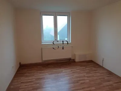 Sala de estar; chão de madeira, luz natural, estilo moderno, teto alto