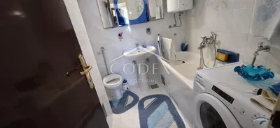 Obývací pokoj; dřevěná podlaha, přirozené světlo, moderní styl, vysoké stropy