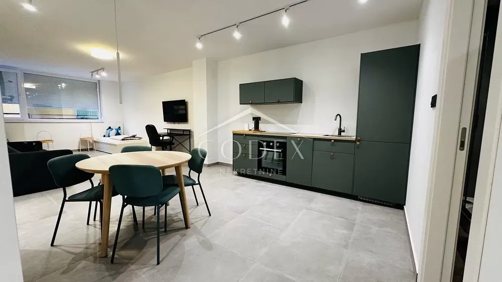 Wohnzimmer; holzboden, tageslicht, moderner stil, hohe decken