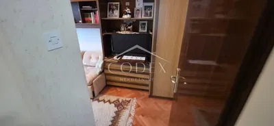 Obývací pokoj; dřevěná podlaha, přirozené světlo, moderní styl, vysoké stropy