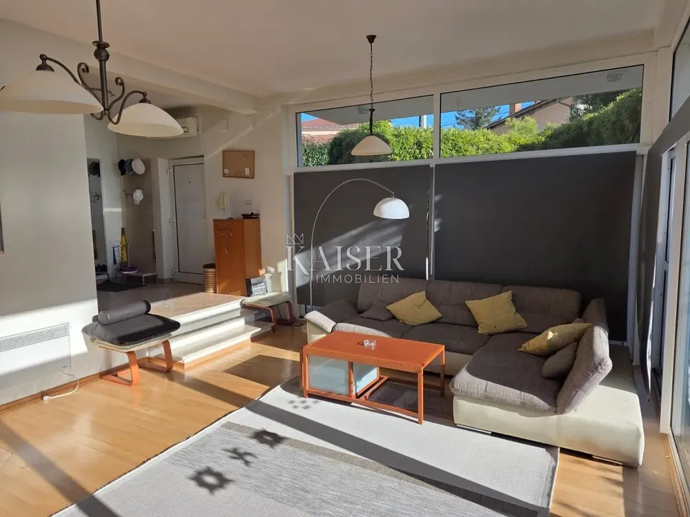 Salón; suelo de madera, luz natural, estilo moderno, techos altos