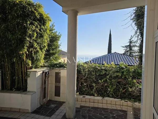 Salon; parquet, lumière naturelle, style moderne, hauteur sous plafond