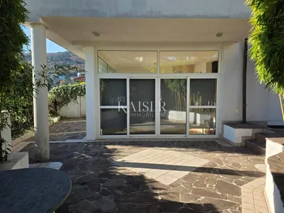 Cocina; electrodomésticos, suelo de madera, luz natural, estilo moderno, renovado