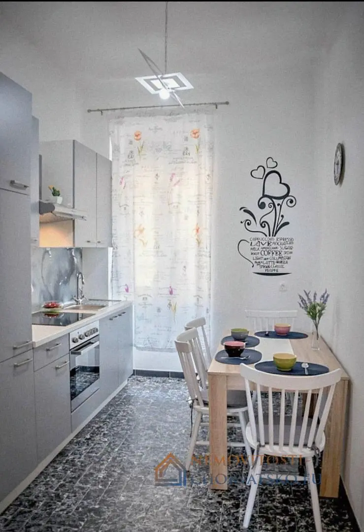 Obývací pokoj; dřevěná podlaha, přirozené světlo, moderní styl, vysoké stropy