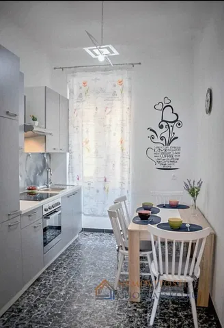 Salon; parquet, lumière naturelle, style moderne, hauteur sous plafond