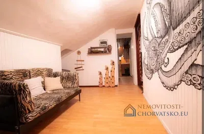 Obývací pokoj; dřevěná podlaha, přirozené světlo, moderní styl, vysoké stropy