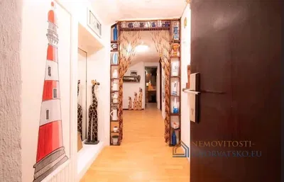 Obývací pokoj; dřevěná podlaha, přirozené světlo, moderní styl, vysoké stropy