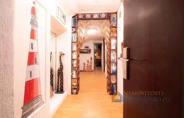 Salon; parquet, lumière naturelle, style moderne, hauteur sous plafond