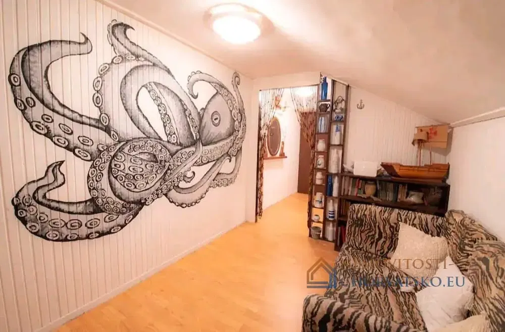 Obývací pokoj; dřevěná podlaha, přirozené světlo, moderní styl, vysoké stropy