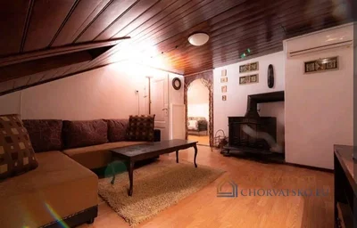 Obývací pokoj; dřevěná podlaha, přirozené světlo, moderní styl, vysoké stropy